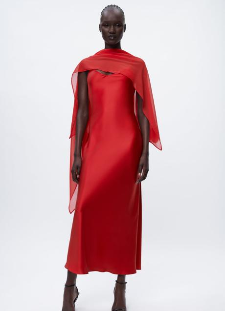 Imagen - Vestido rojo lencero con capas de Zara. Foto: Zara.