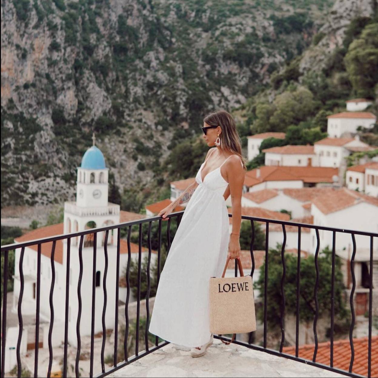 La influencer lleva un vestido amplio cómodo en blanco