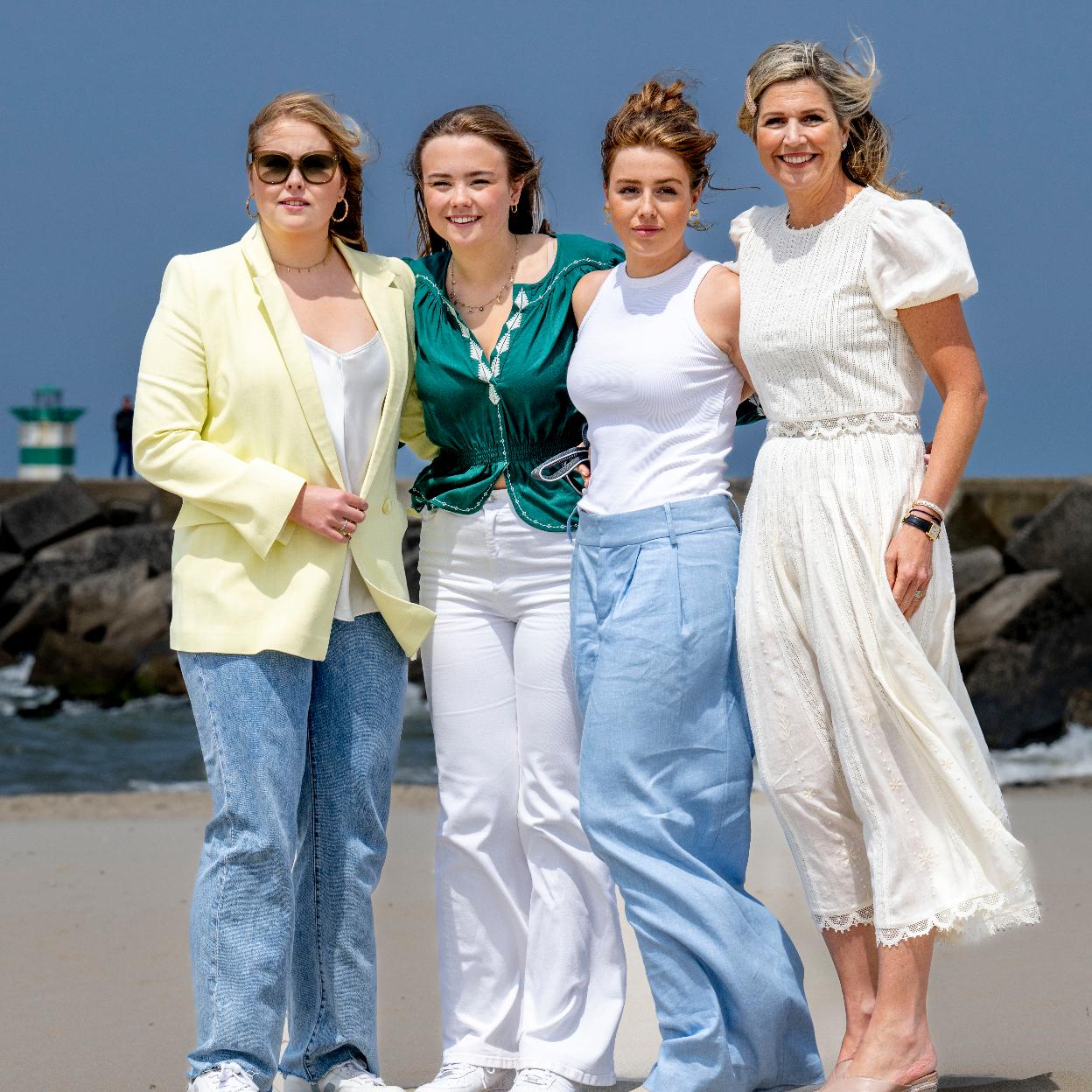 Máxima de Holanda con sus hijas.