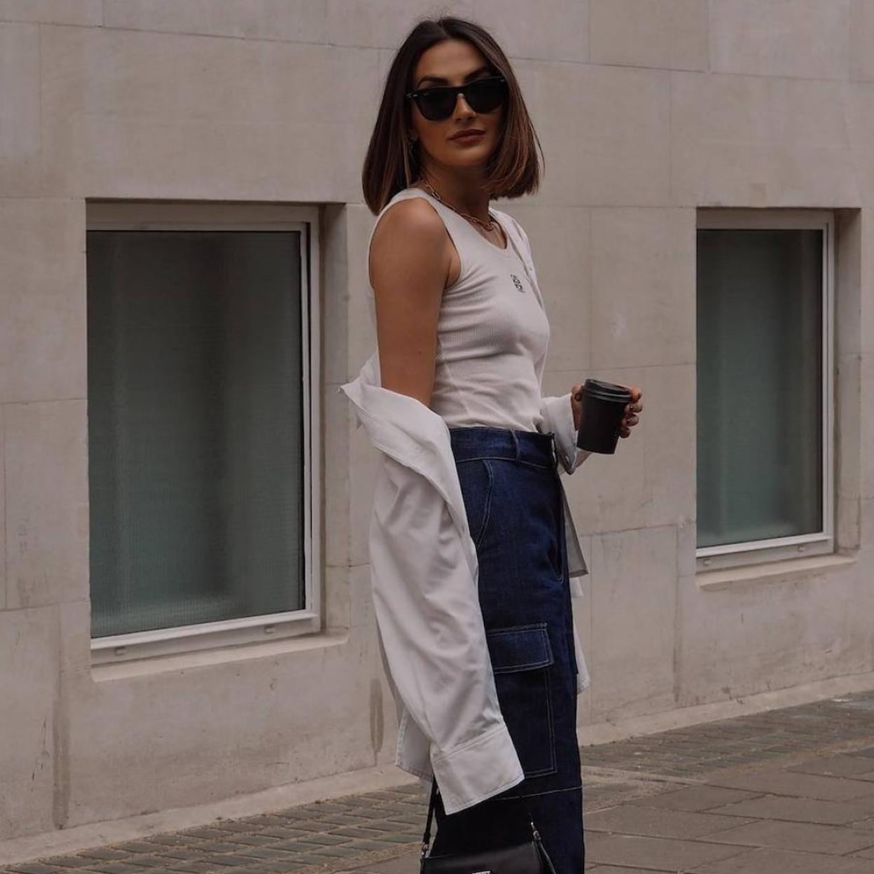 La influencer lleva un look con pantalones cargo