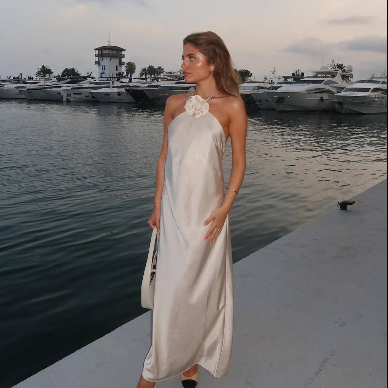 La influencer lleva un vestido satinado