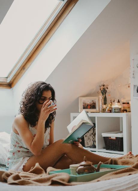 Imagen - Mujer tomando té en su cama/UNSPLASH