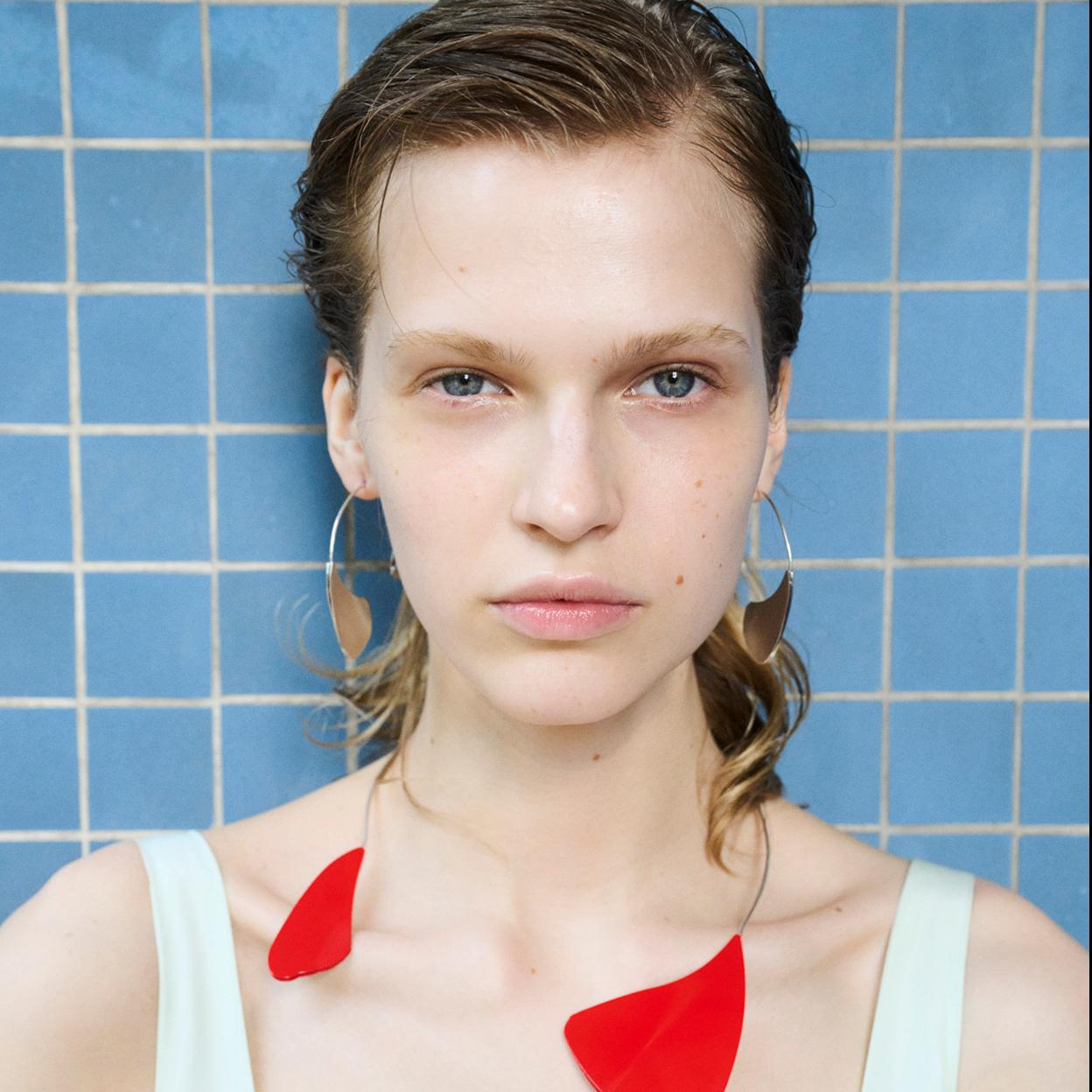 Una modelo con labios naturales.