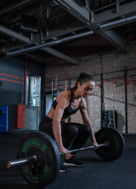 Imagen - Mujer entrenando con pesas/PEXELS