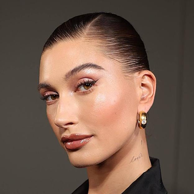 Hailey Bieber con maquillaje old money tendencia