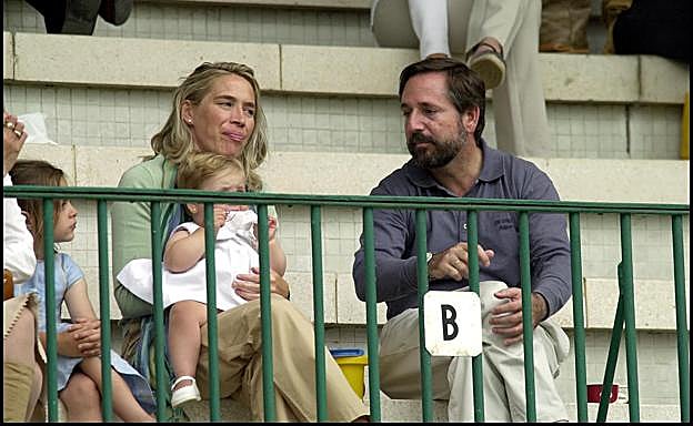 Juan de la Sierra, marques de Urquijo tras la muerte de sus padres, con su hija Victoria en 2003, cuando todavía tenía era un bebé.