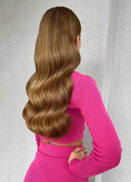 Imagen - Modelo con peinado sencillo de boda para invitadas con ondas al agua/@marina_stylist