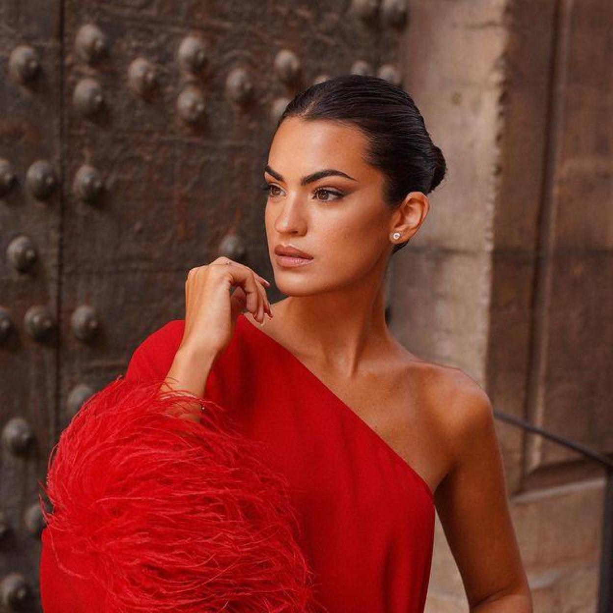 Influencer con peinado sencillo de invitda de boda