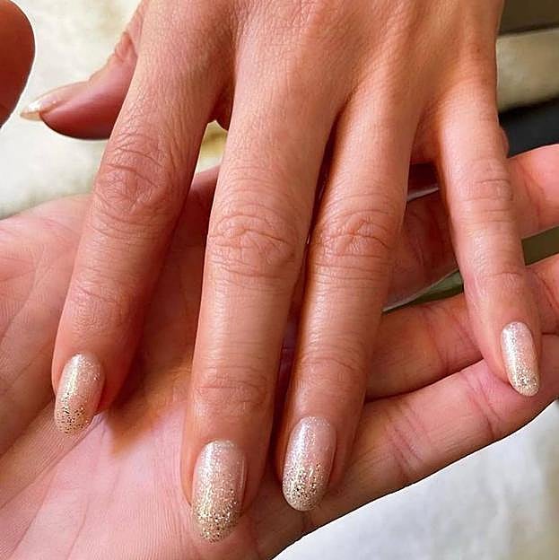 Uñas rich girl con glitter