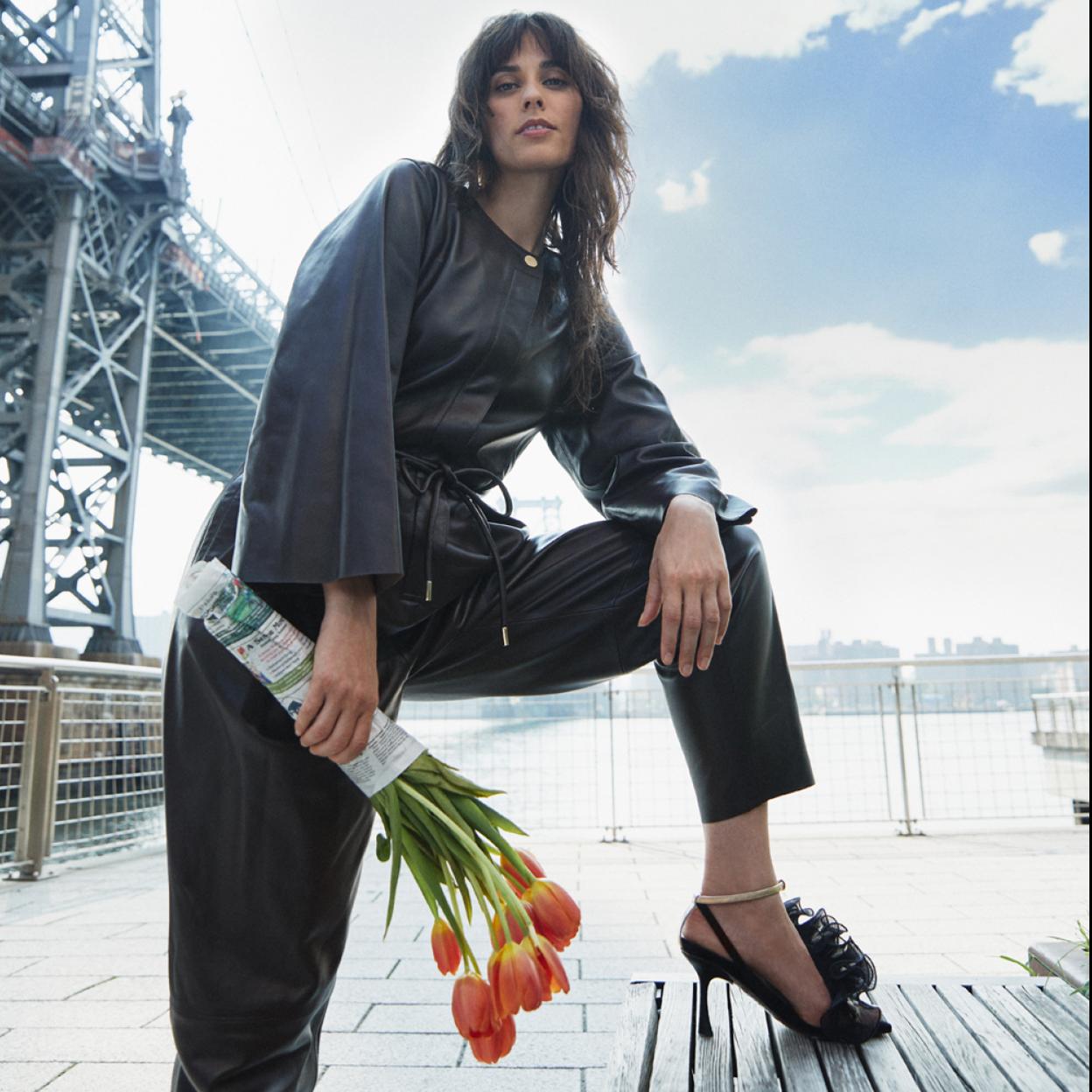 La cantante Sophie Auster con total look de Zimmerman.