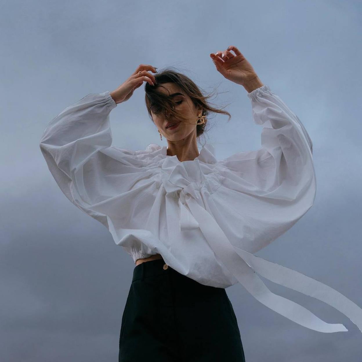 La influencer lleva una blusa sofisticada