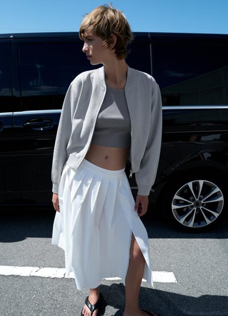 Imagen - Chaqueta bomber de punto con hilo metalizado de Zara. Foto: Zara.