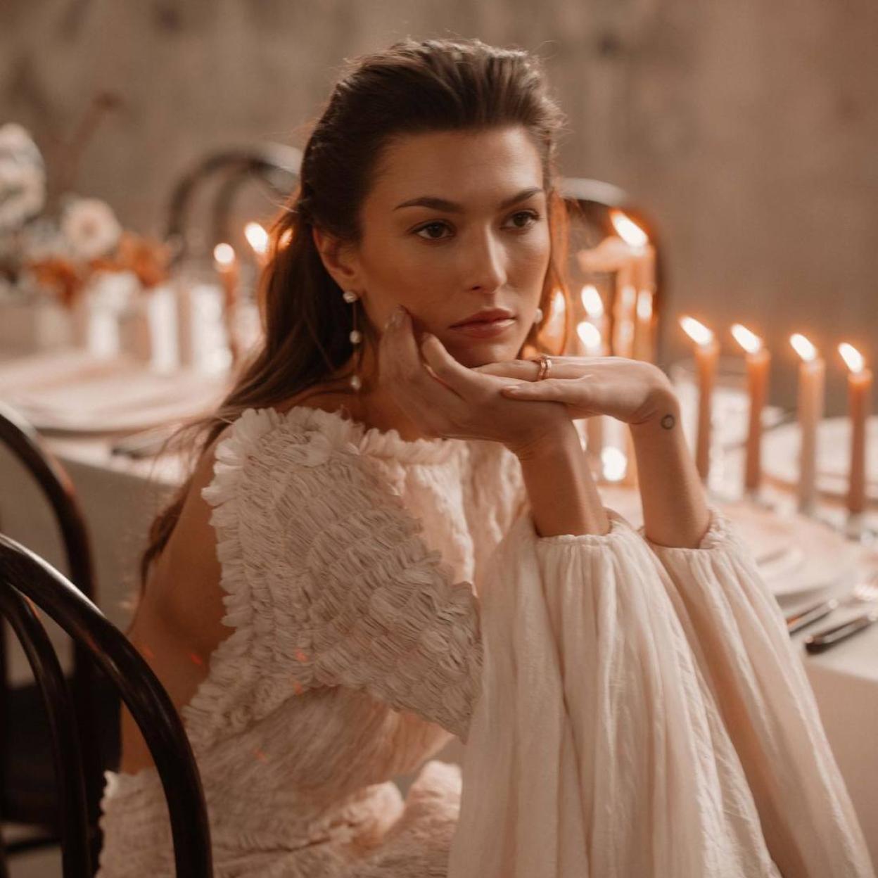 Novia con look de maquillaje sencillo y labial nude