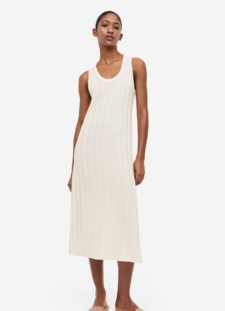 Imagen - Vestido blanco efecto canalé de H&M, 19,99 euros.