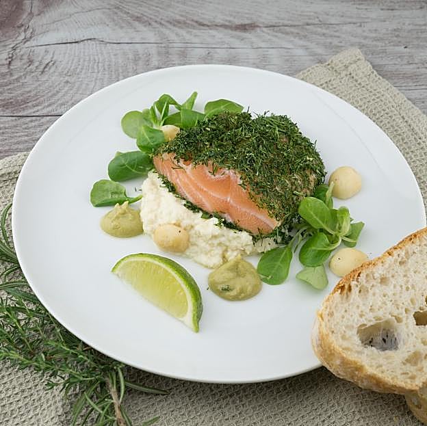 Plato de salmón con berros. 