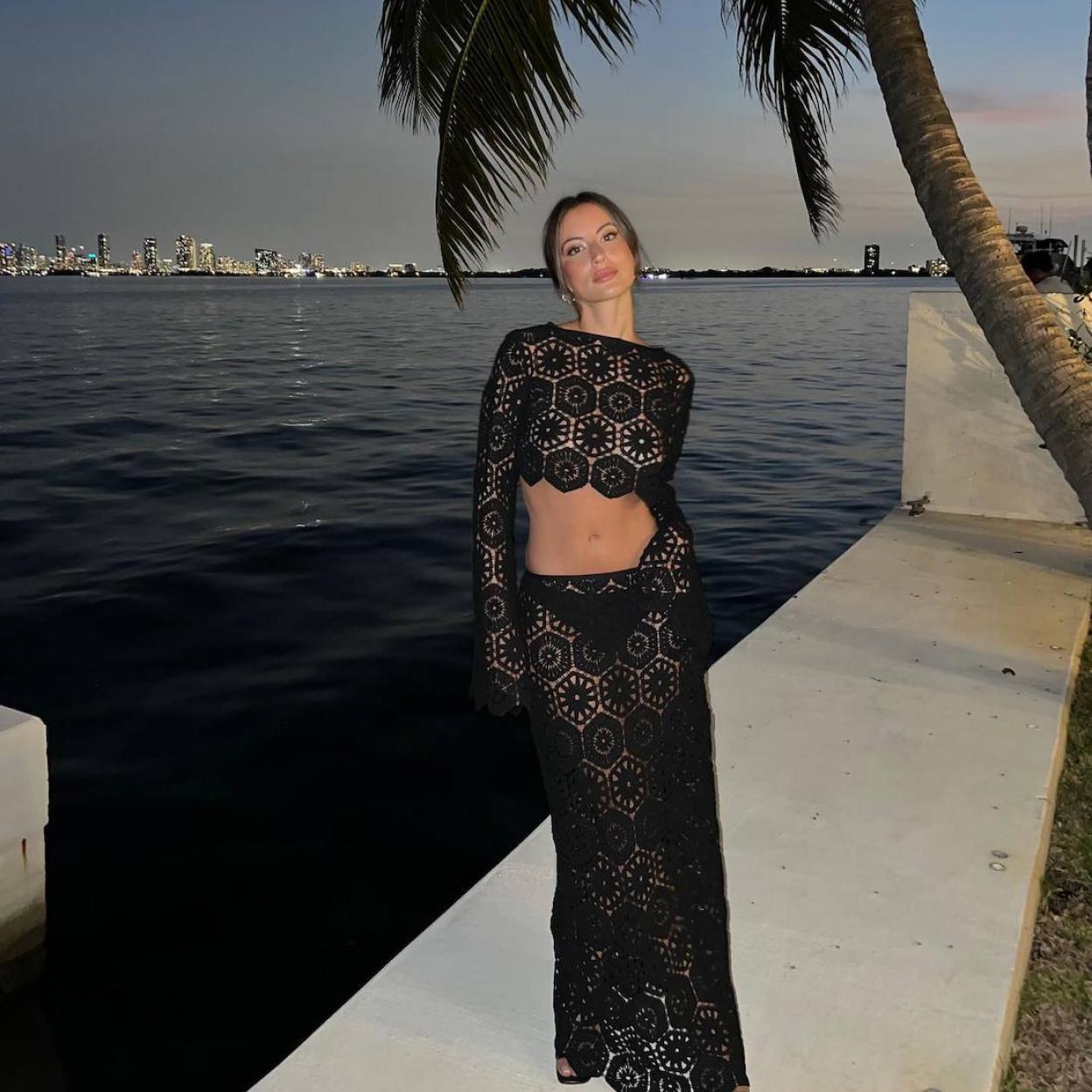 La influencer lleva un total look de encaje