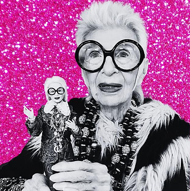 Apfel junto a la Barbie que Mattel diseñó a su imagen y semejanza. 