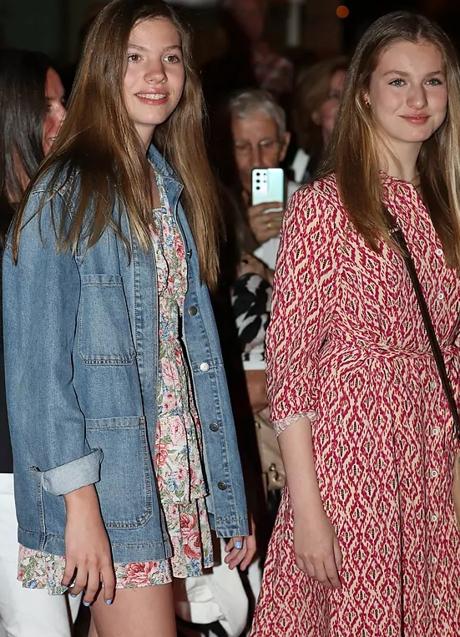 Imagen - La infanta Sofía llevó una manicura azul pastel en el verano de 2022.