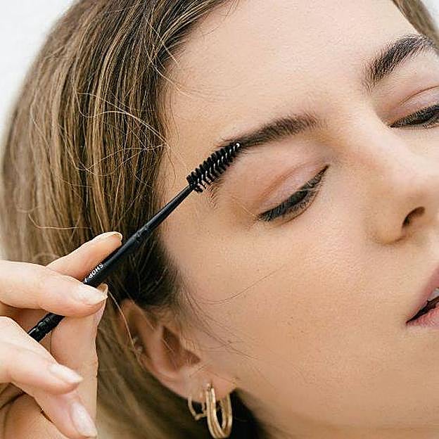 Mujer con cejas teñidas