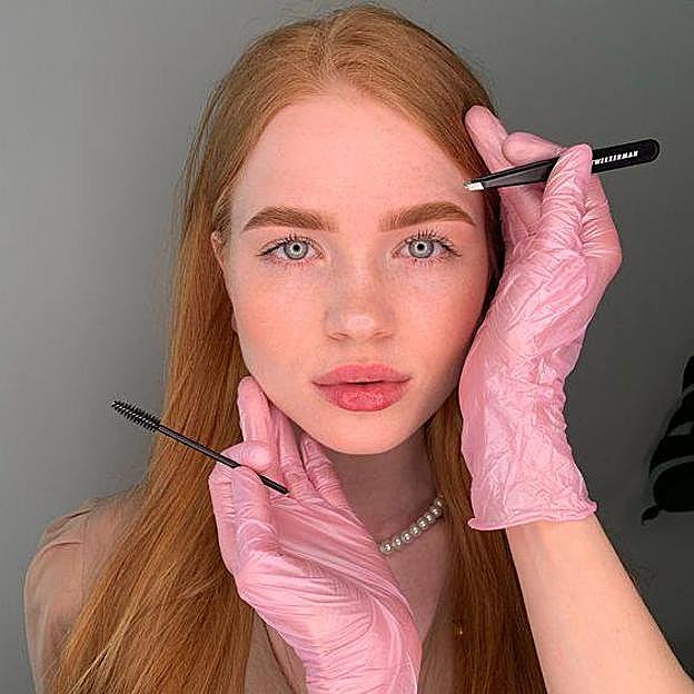 Mujer haciendo limpieza de cejas