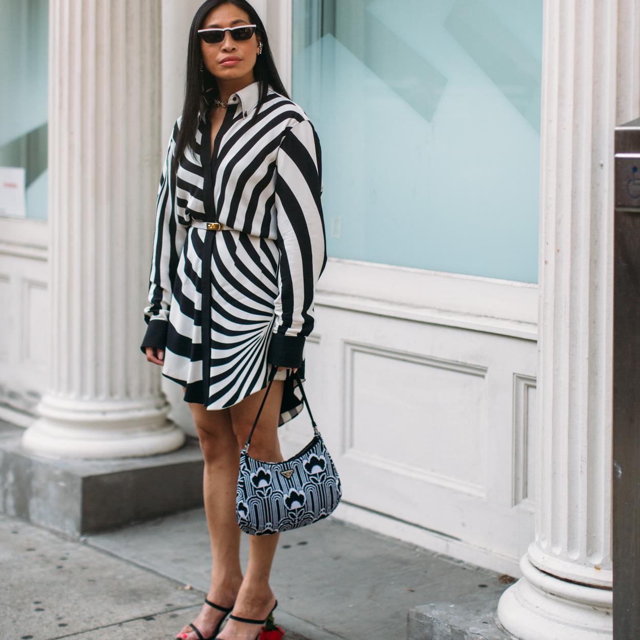 Una mujer con vestido a rayas.