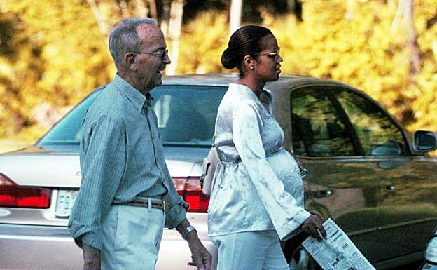 Ronna Keit, embarazada, con su marido Julio Iglesias Puga. 