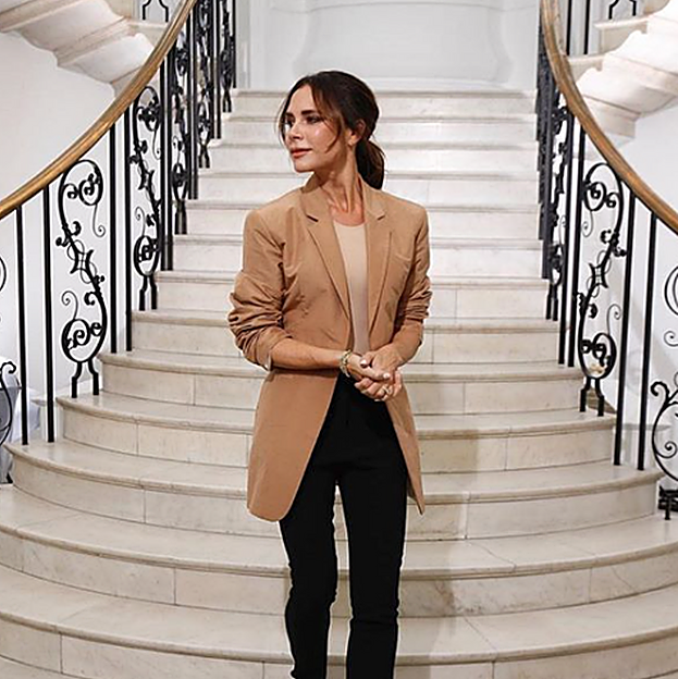 Los básicos de Victoria Beckham que necesitas para vestir bien durante los días de entretiempo
