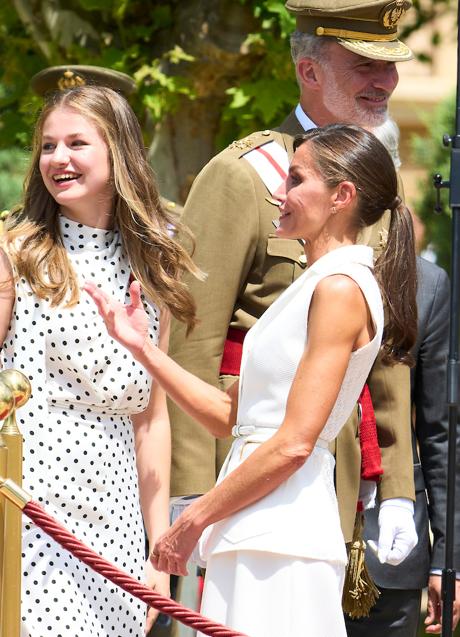Imagen - La princesa Leonor acudió por primera vez este año a la entrega de despachos a los 382 nuevos oficiales del Ejército de Tierra y la Guardia Civil que se celebra cada año en la Academia General Militar de Zaragoza. (FOTO: LIMITED PICTURES) 
