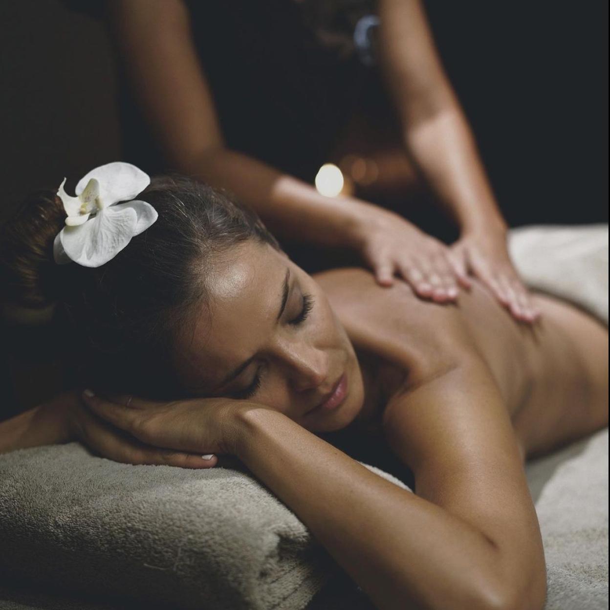 La influencer Silvia Zamora disfrutando de un tratamiento en Don Carlos Resort & Spa en Marbella.