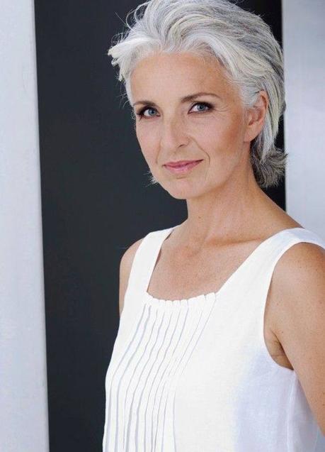 Imagen - Mujer con pelo blanco canoso