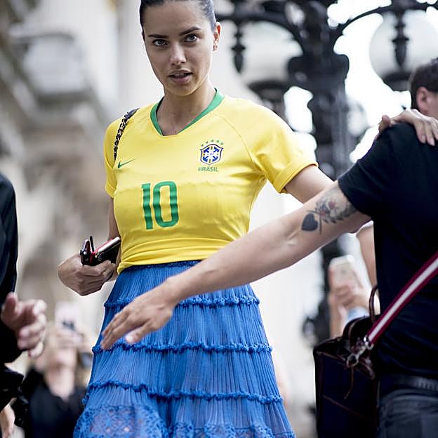 Imagen principal - Algunos de los looks con camiseta de fútbol que hemos fichado.