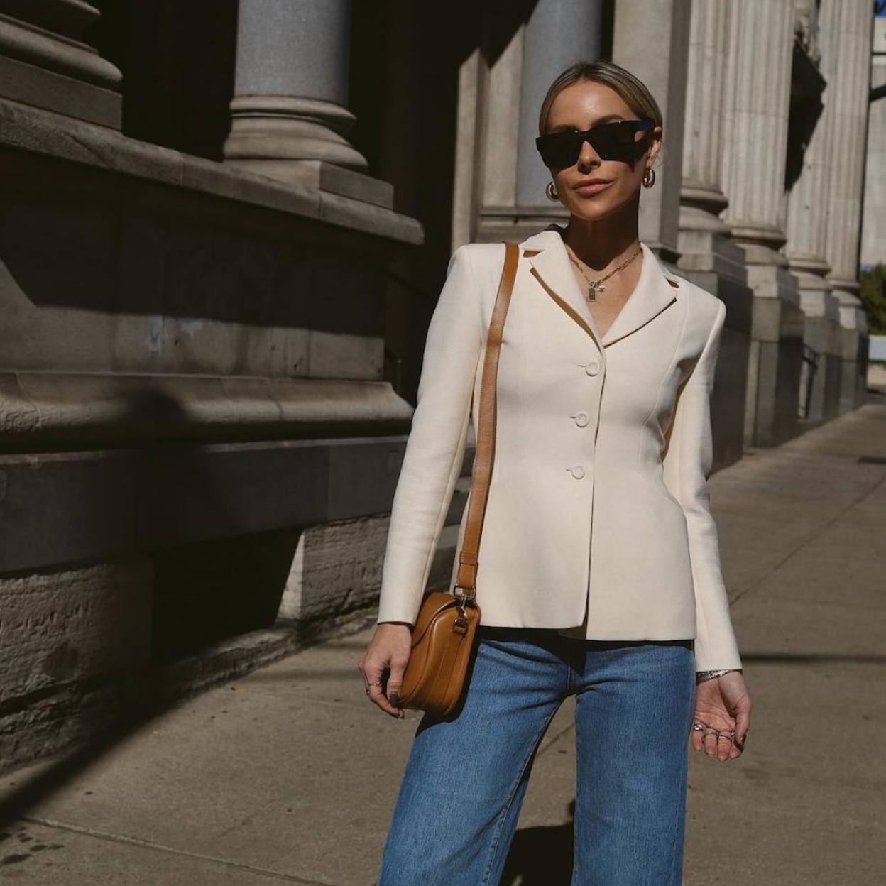 La influencer lleva una americana básica elegante