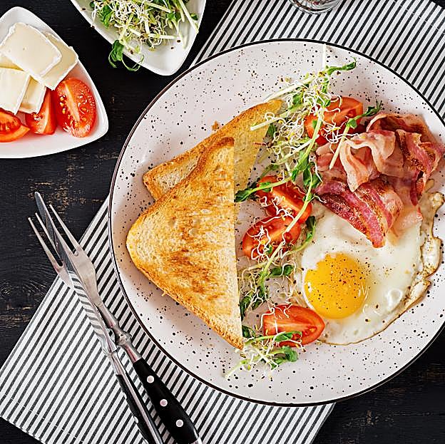 Por qué no deberías desayunar dulce, según la mayor experta en picos de glucosa: las mejores ideas saladas para empezar el día