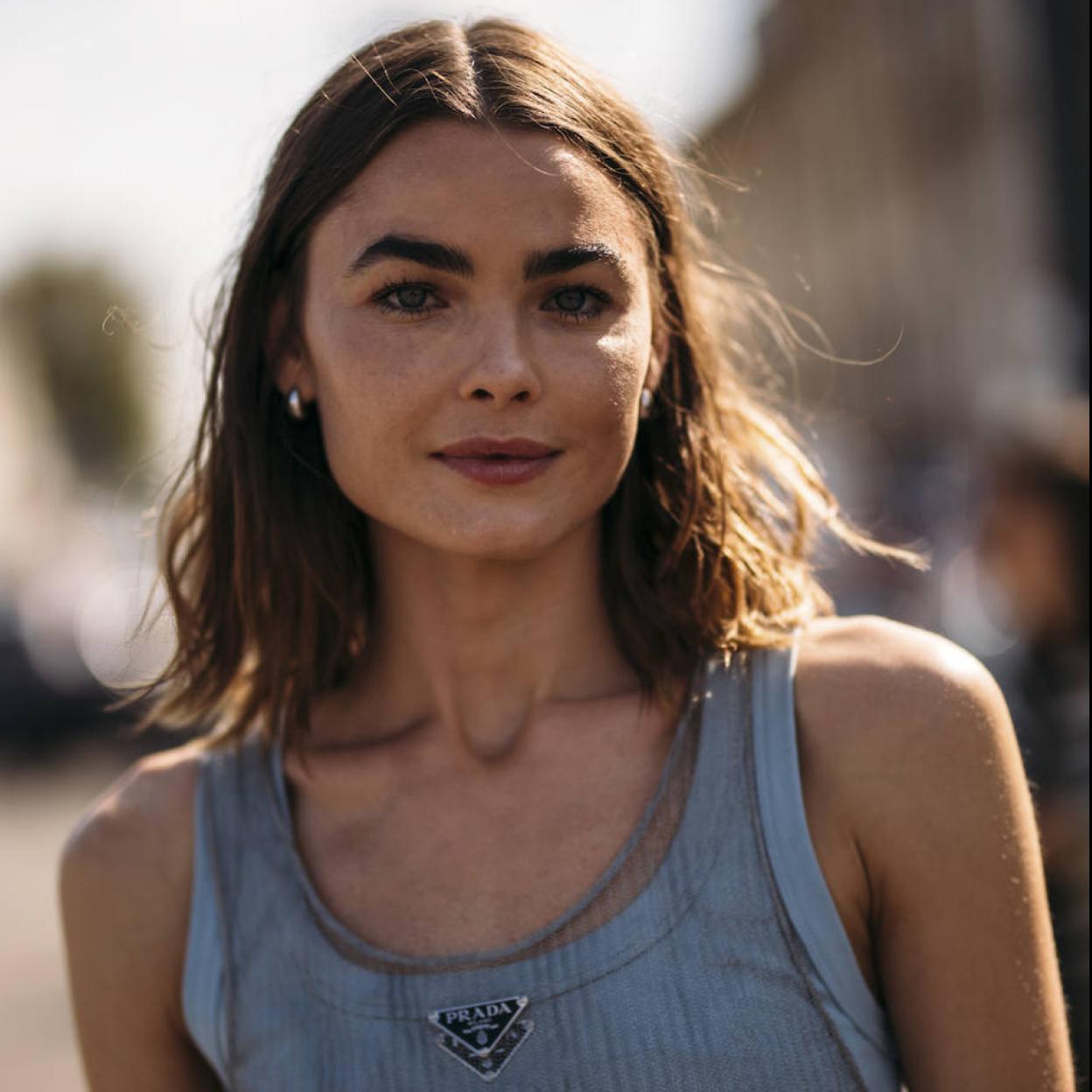 Modelo con cejas perfectas