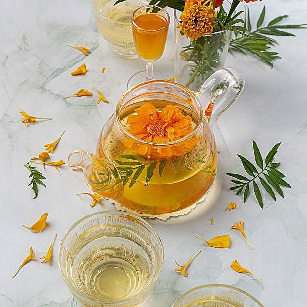 Infusión fría de limón y caléndula. 