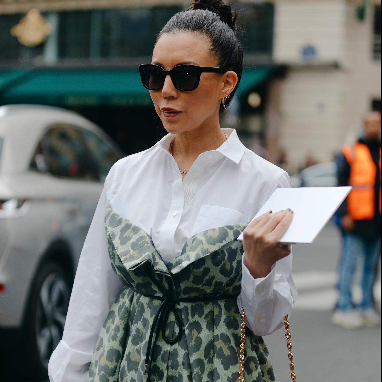 Un look de street style con vestido camisero.