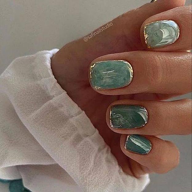 Tendencia de uñas cortas marmoladas en verde
