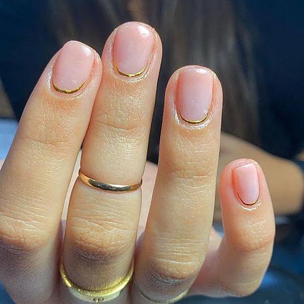 Tendencias de manicura de uñas cortas french reverse