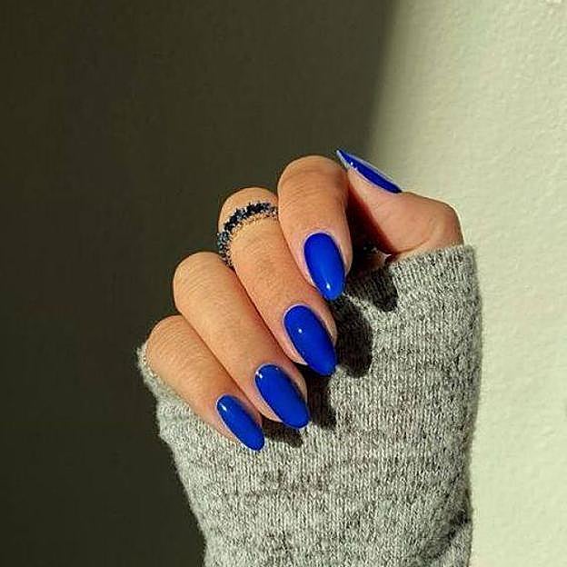 Manicura de uñas azules en tono cobalto