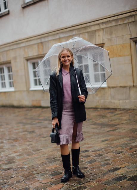 Imagen - Una mujer con botas altas con hebilla lateral. Foto: Launchmetrics Spotlight.