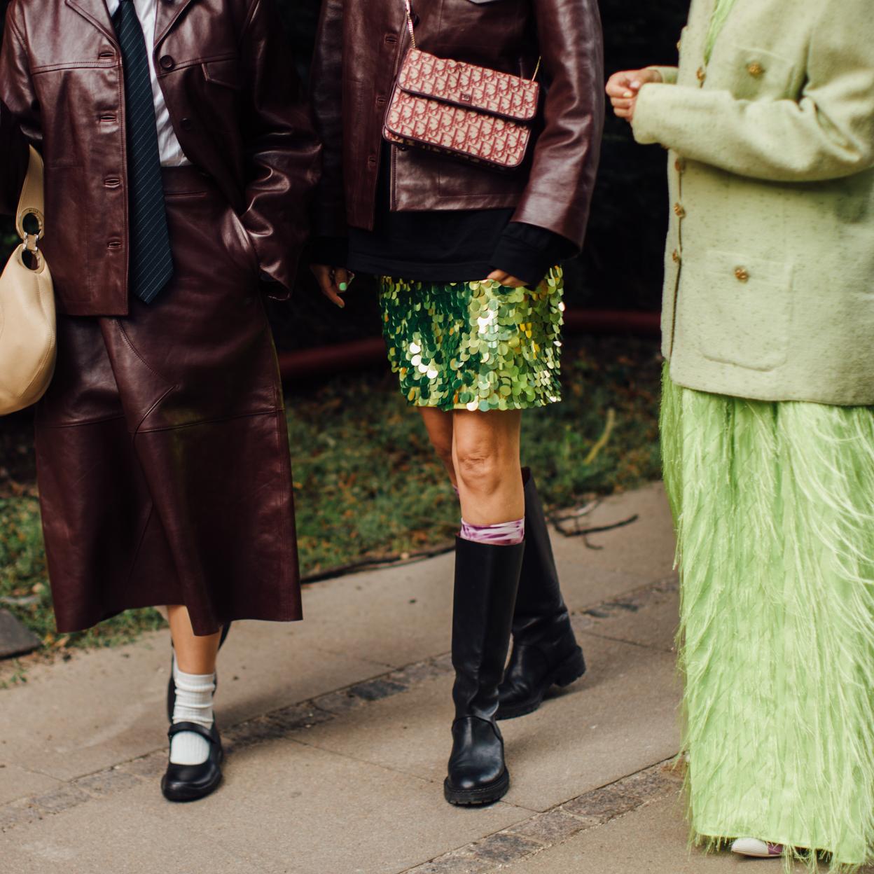 Una mujer en el street style con botas altas.