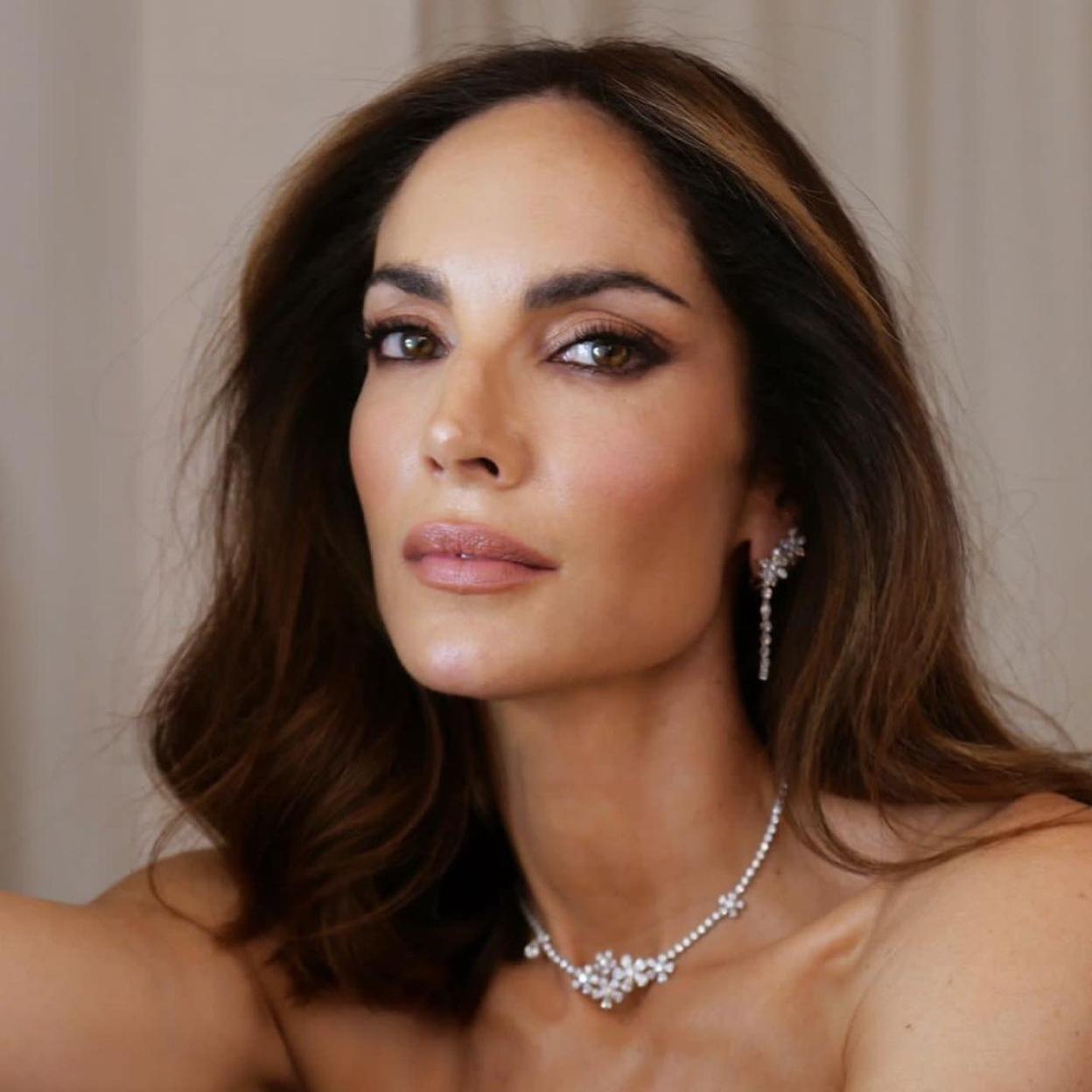 Eugenia Silva con un maquillaje con iluminador.