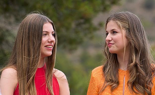 Hasta la fecha, ambas hermanas han tenido similares perspectivas educativas, aunque la princesa Leonor tiene la obligación de entrar en el ejército y la infanta Sofía, no. 