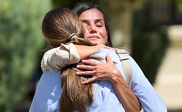 El sentido y largo abrazo de la reina Letizia a su hija mayor. 