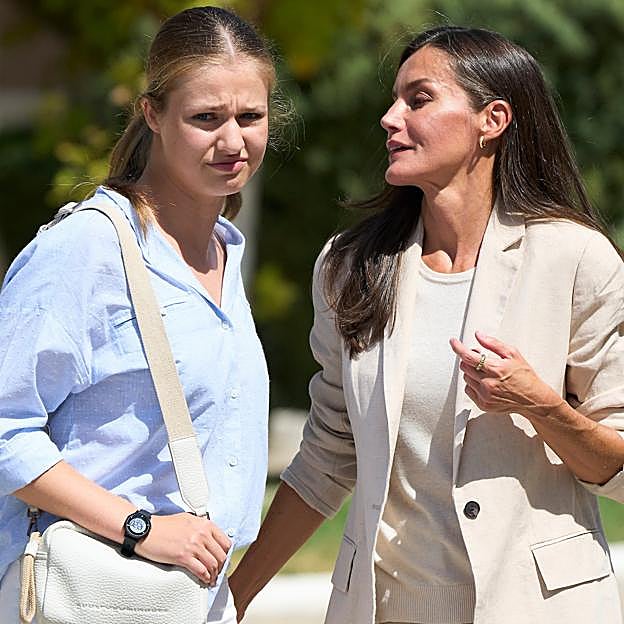 Imagen principal - La princesa Leonor se despidió de su familia triste y cariacontecida, aunque dijo a los periodistas que tenía «ilusión» por comenzar su carrera militar. 