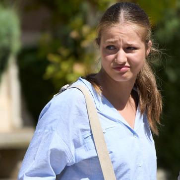 Imagen secundaria 1 - La princesa Leonor se despidió de su familia triste y cariacontecida, aunque dijo a los periodistas que tenía «ilusión» por comenzar su carrera militar. 