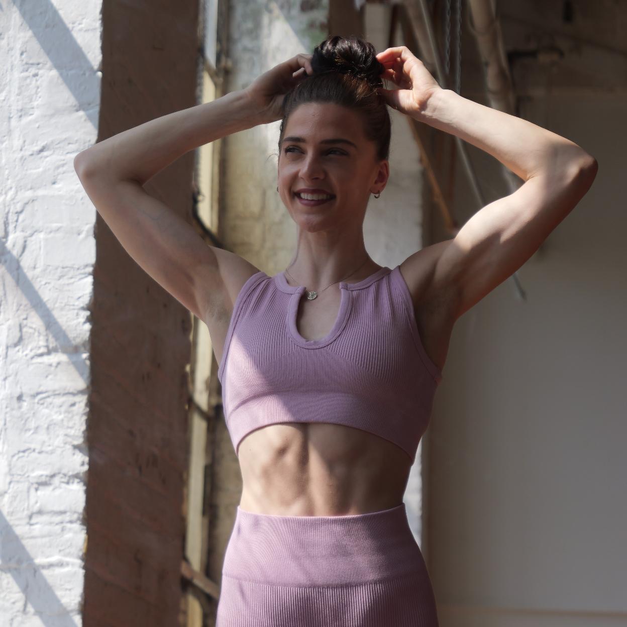 Mujer con abdomen tonificado