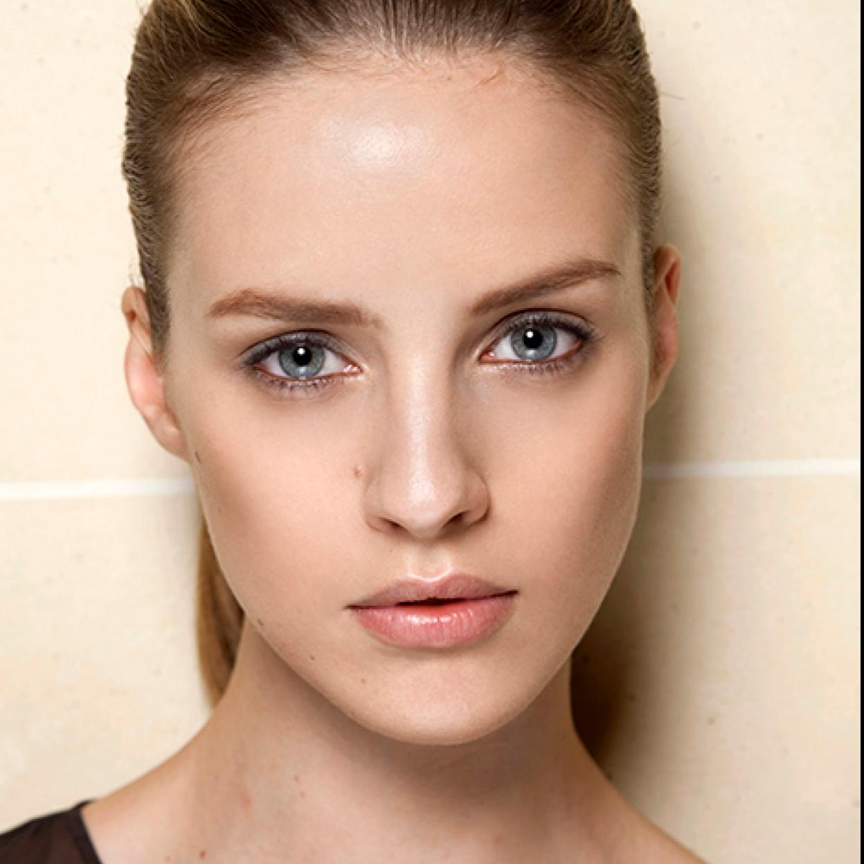 Mujer aplicando tiras para puntos negros en la nariz