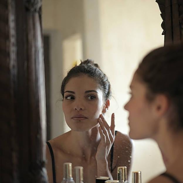 Mujer realizando skincare