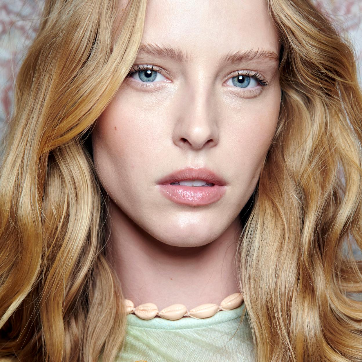 Una modelo con el pelo ondulado.